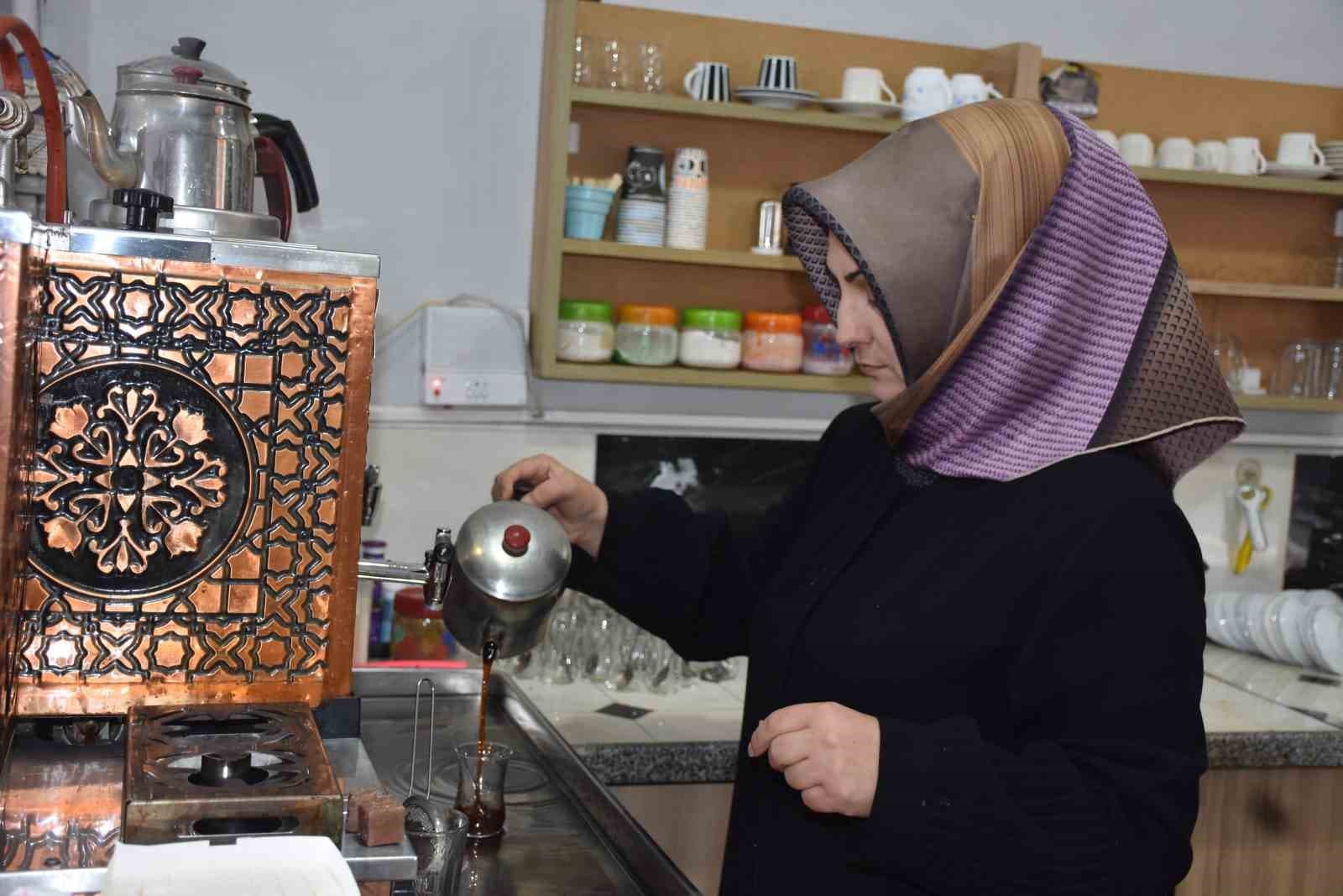 Karı kocanın çay ocağındaki omuz omuza mesaisi 15’inci yılında