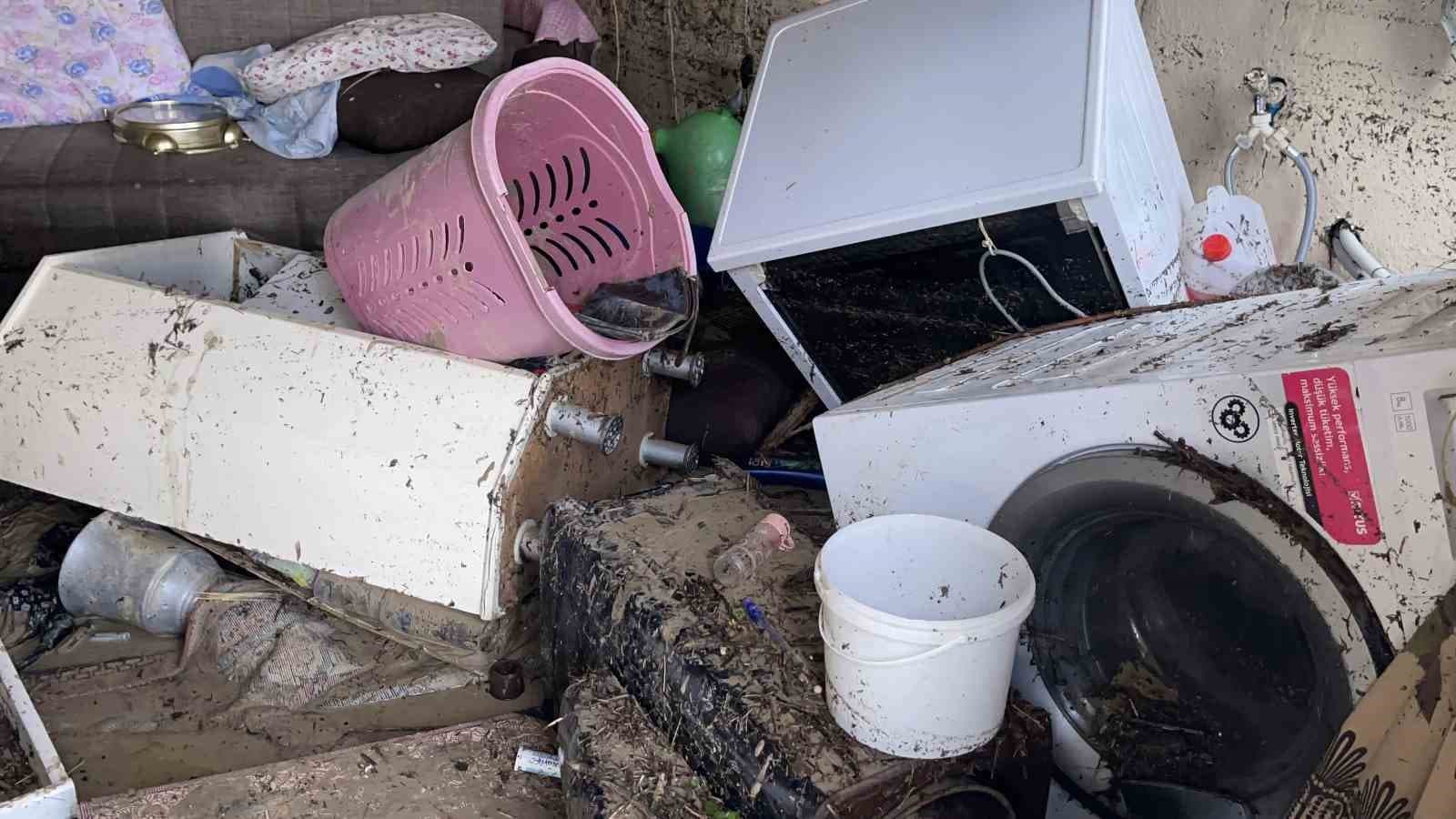 Kadirli’de sel felaketi: Evler ve iş yerleri sular altında kaldı