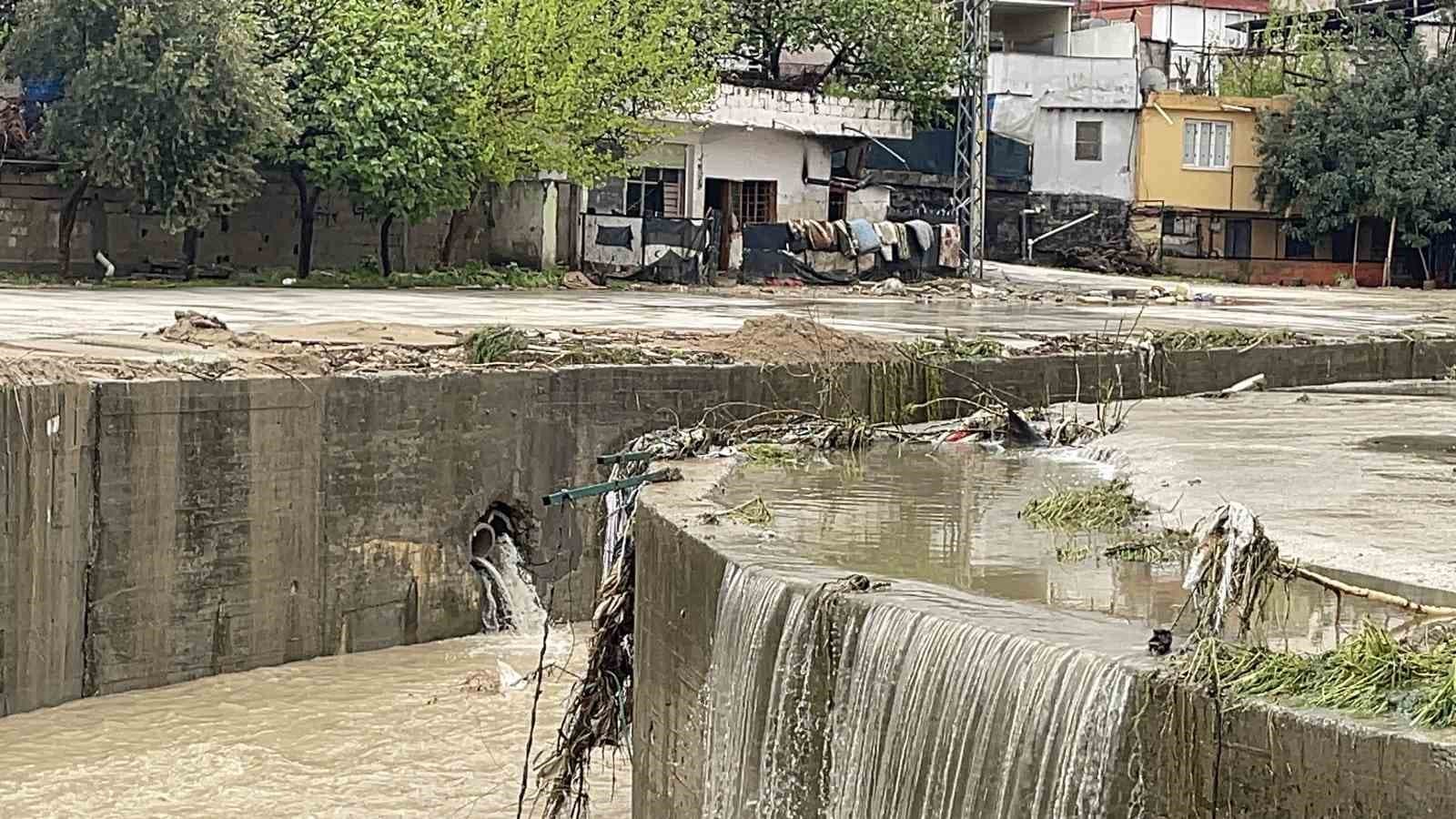 Kadirli’de sel felaketi: Evler ve iş yerleri sular altında kaldı