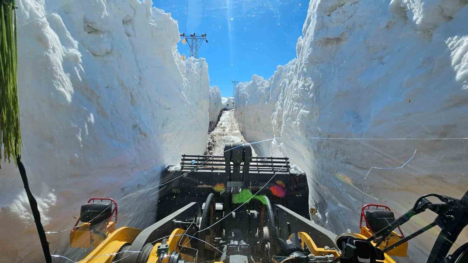 Nisan ayında 6 metreyi bulan karda yol açma çalışması