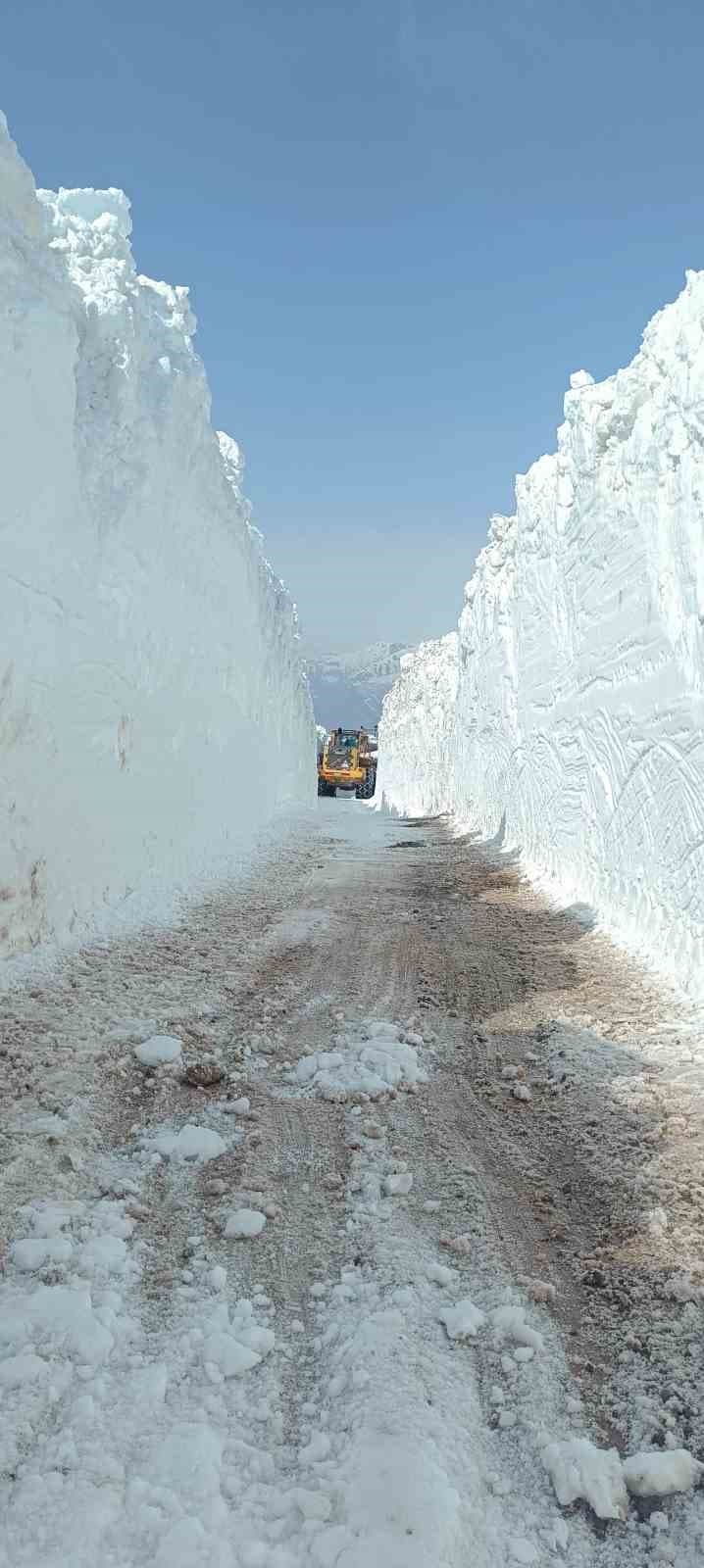 Nisan ayında 6 metreyi bulan karda yol açma çalışması