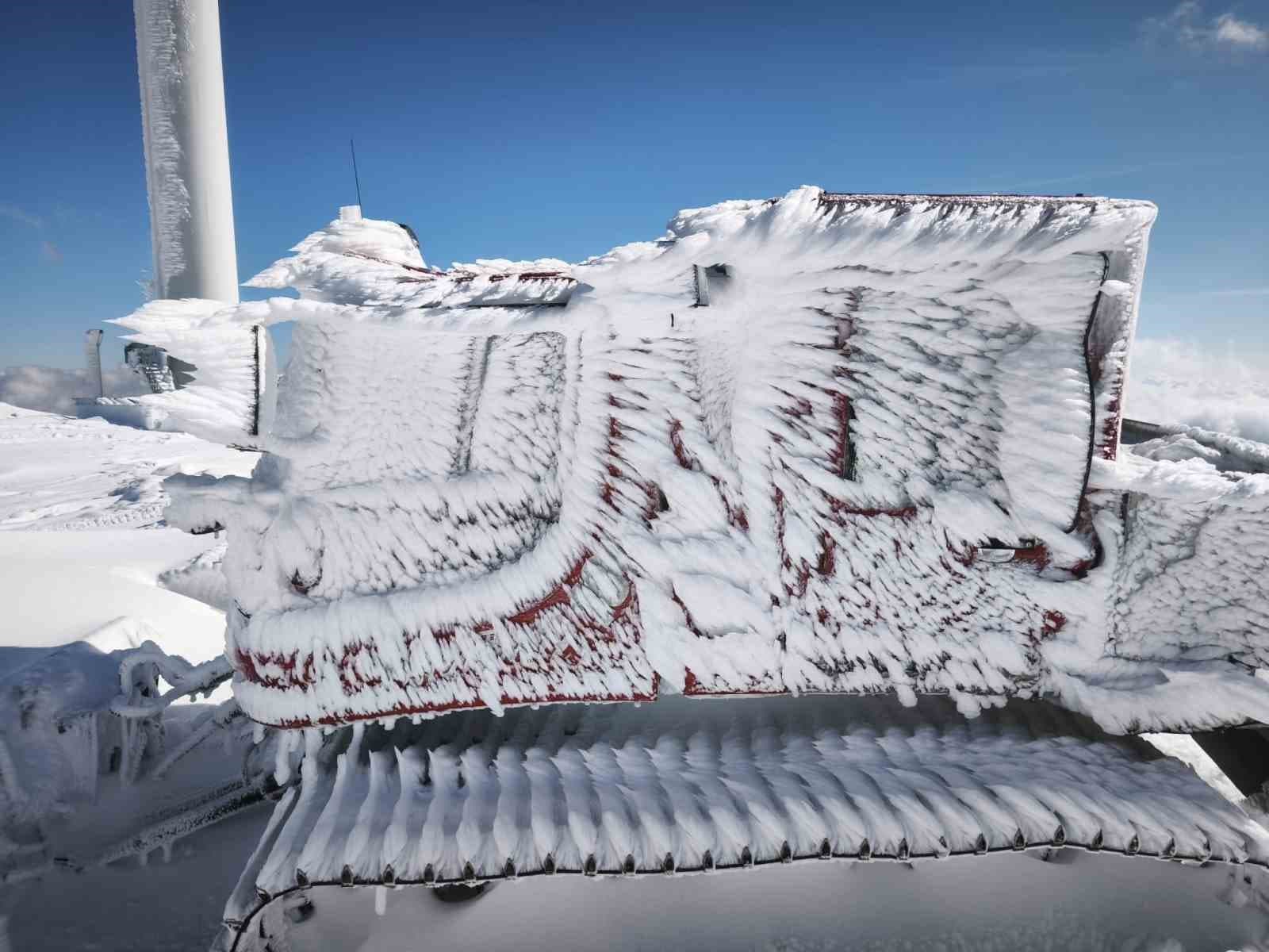 Rüzgâr türbinlerine ulaşmak için karla kaplı yollarda adeta tünel açtılar