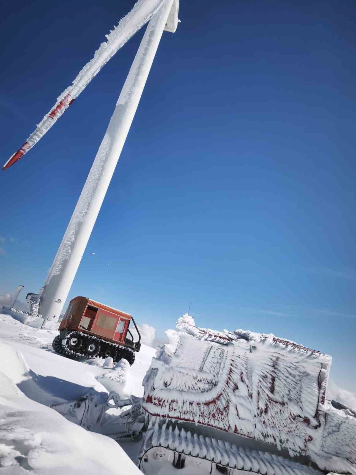 Rüzgâr türbinlerine ulaşmak için karla kaplı yollarda adeta tünel açtılar
