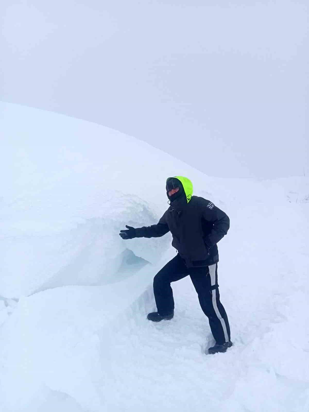 Rüzgâr türbinlerine ulaşmak için karla kaplı yollarda adeta tünel açtılar