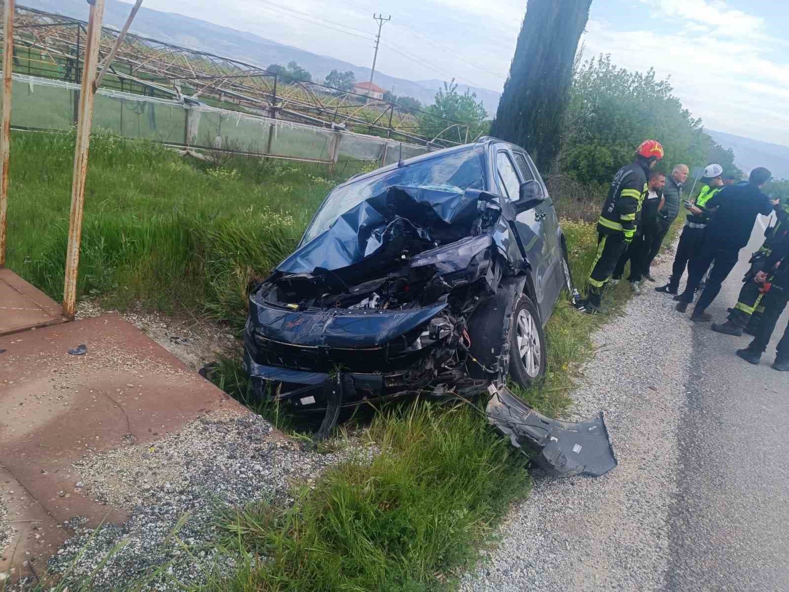 Denizli’de traktör ile hafif ticari araç çarpıştı