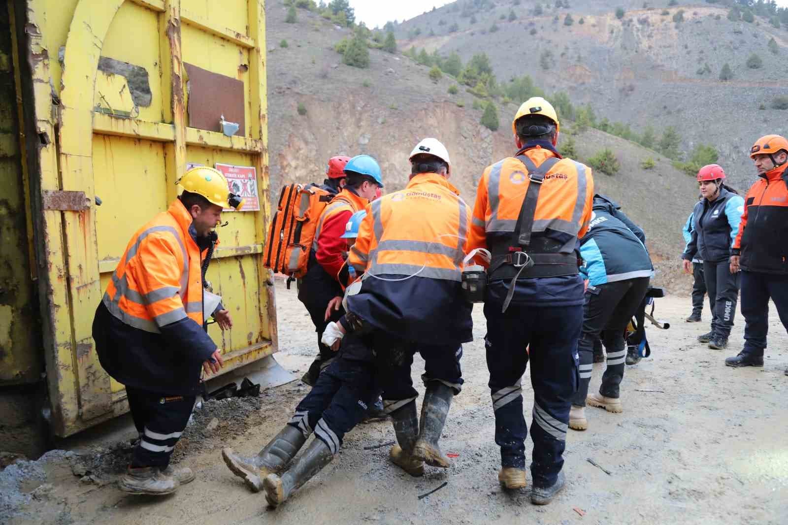 Maden ocağındaki göçük tatbikatı gerçeği aratmadı