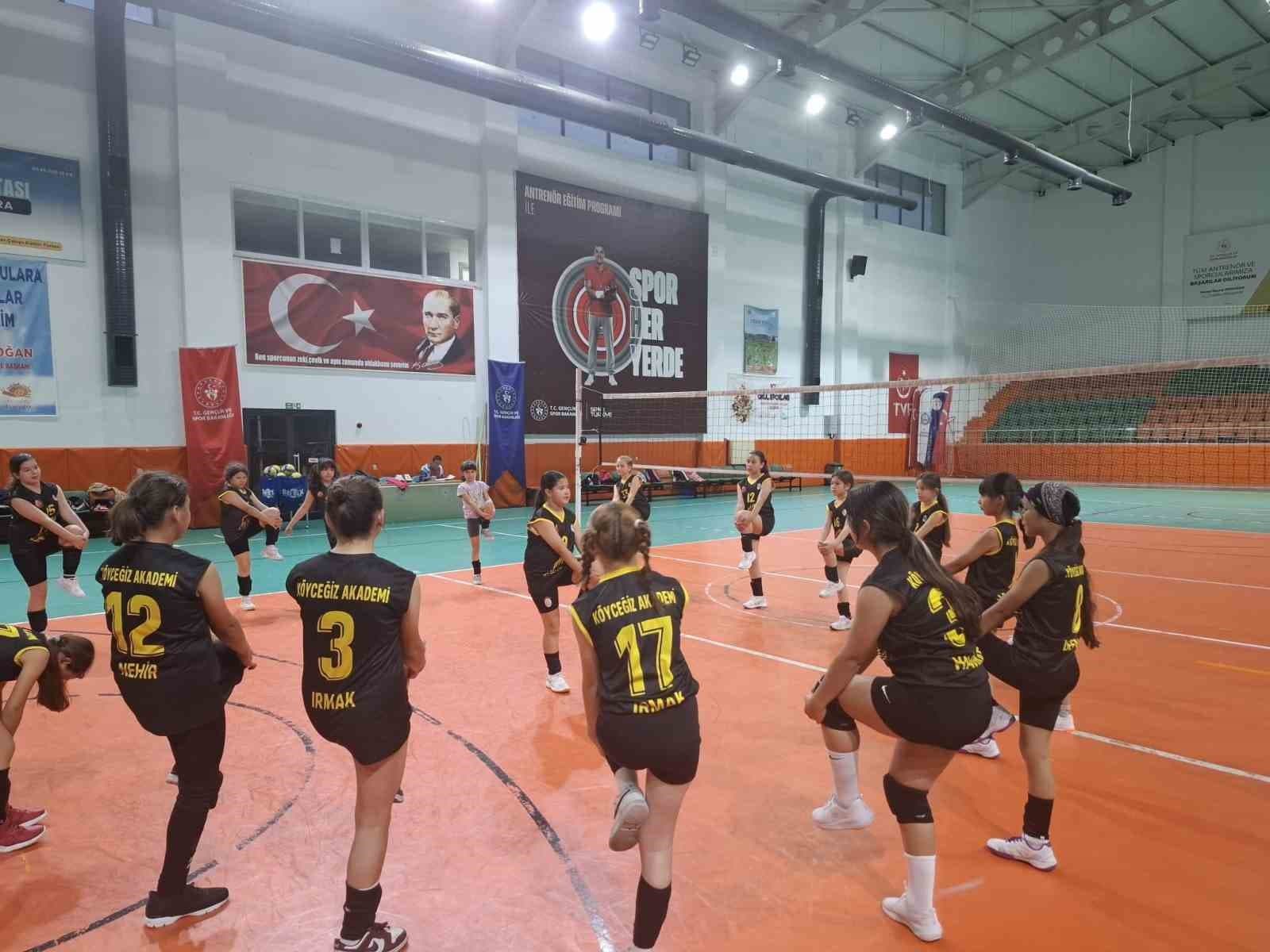 Köyceğiz voleybol takımında minik kaptanlar yetişiyor