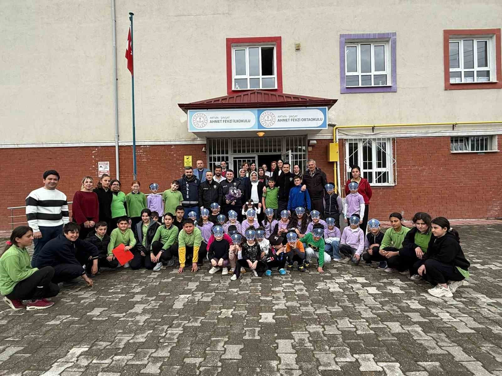 İhbar üzerine okula giden polisler sürpriz kutlamayla karşılandı