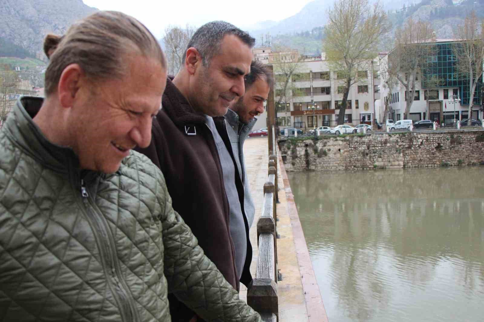 Yeşilırmak Nehri’nin maskotu kaz yavruları beslenme saatinde