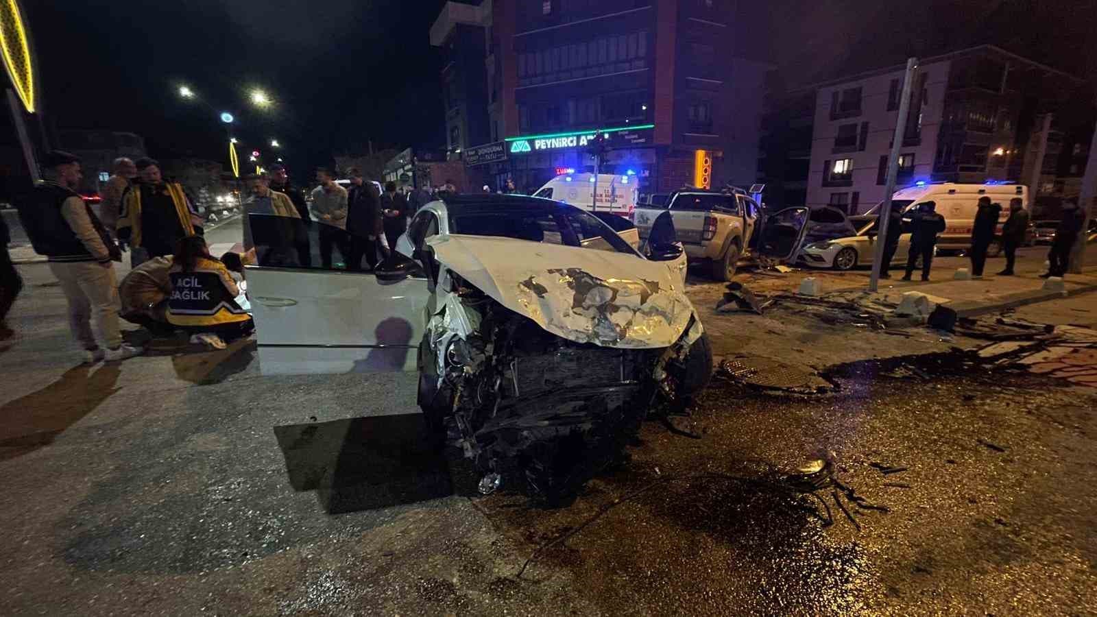 Pikap ile otomobilin çarpıştığı kazada ortalık savaş alanına döndü: 6 yaralı