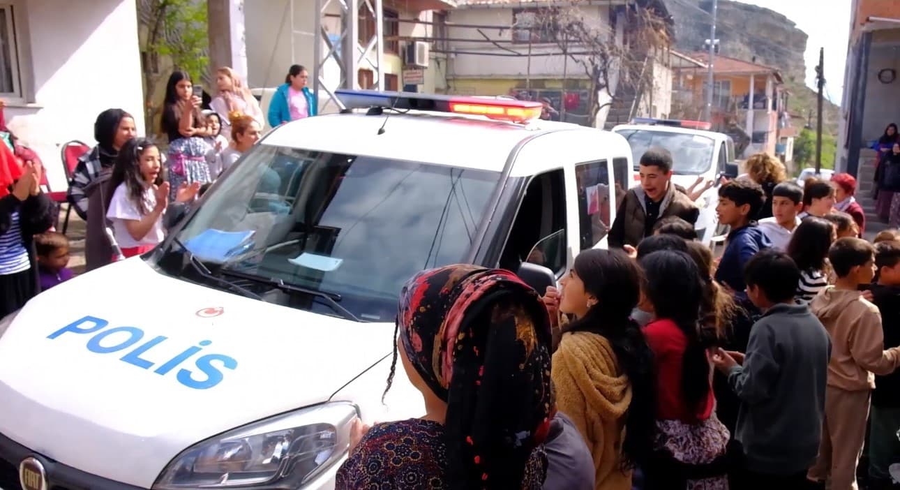 Polis ekipleri ihbarla gittikleri mahallede kutlamayla karşılandı