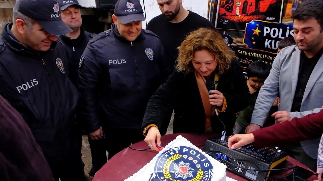 Polis ekipleri ihbarla gittikleri mahallede kutlamayla karşılandı