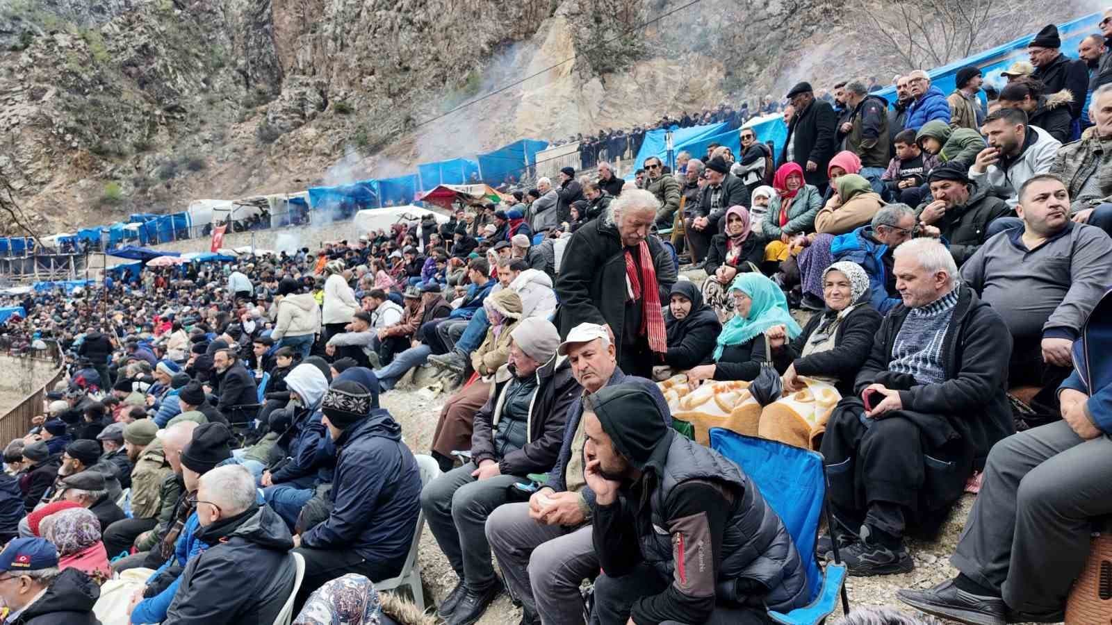 Artvin’de boğa güreşleri sezonu Sarıgöl’de açıldı