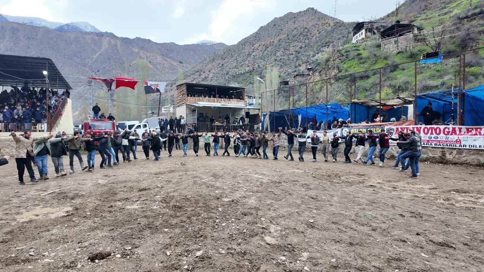 Artvin’de boğa güreşleri sezonu Sarıgöl’de açıldı