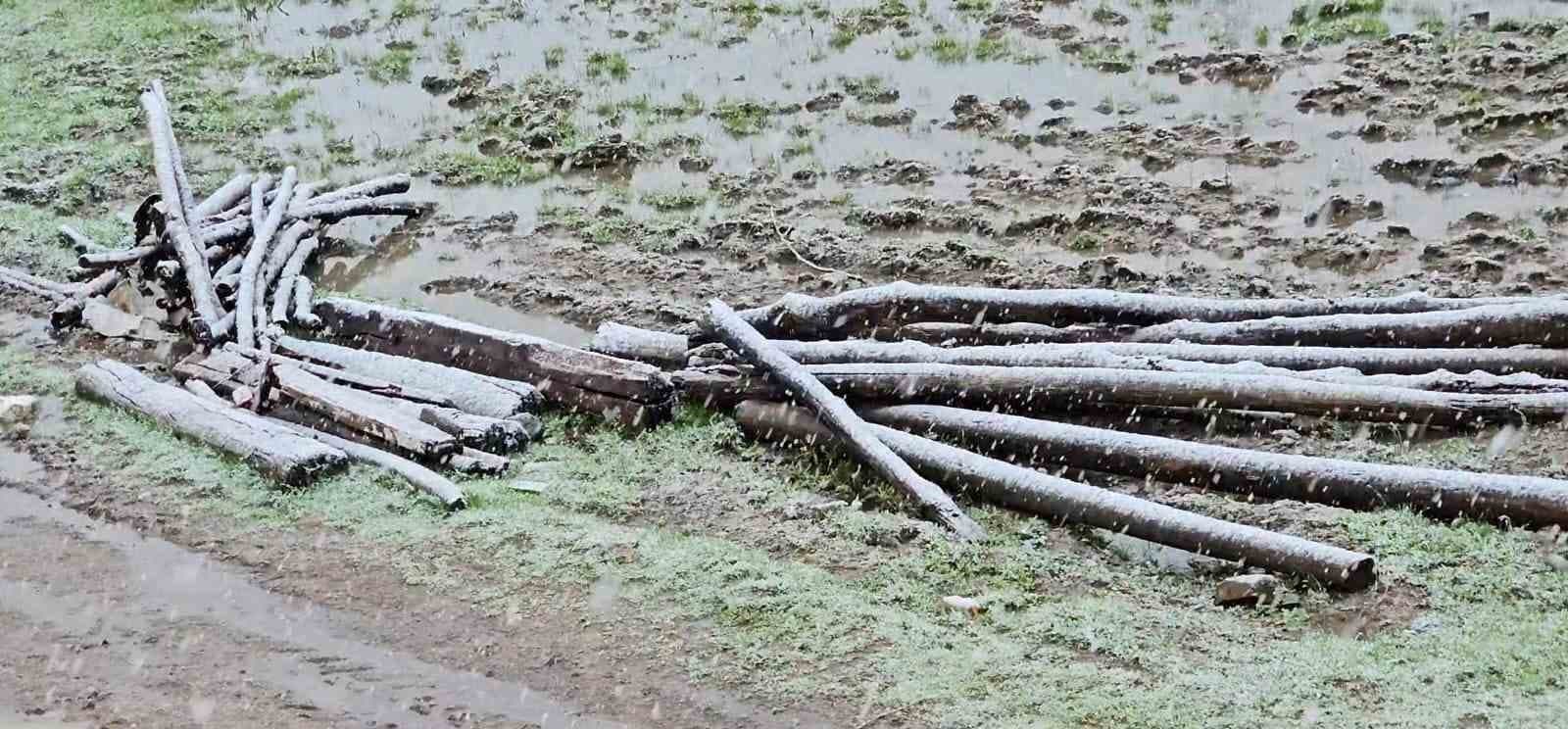Muş’ta nisan karı etkisini sürdürüyor: 22 köy yolu ulaşıma kapandı