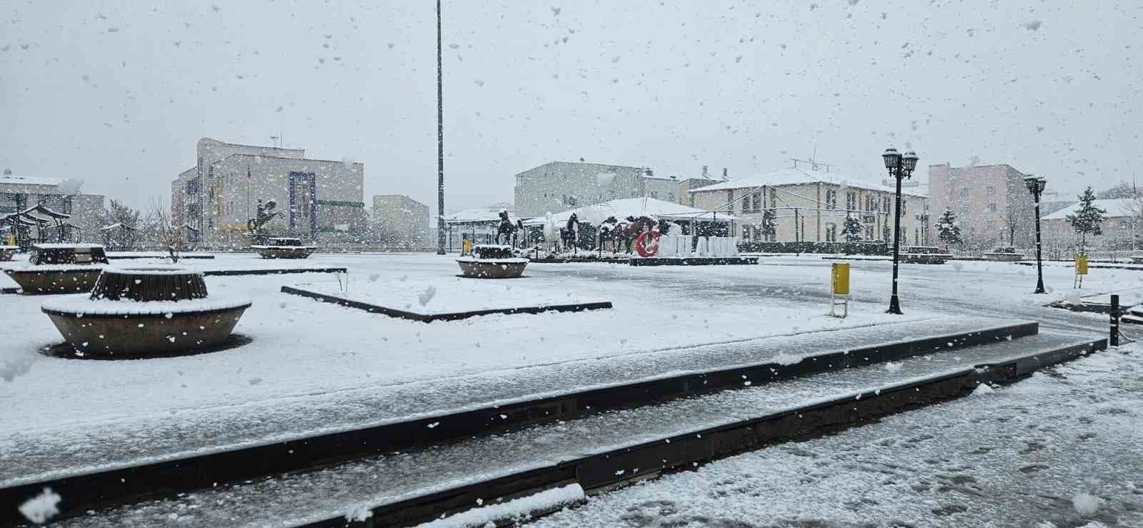 Bulanık’ta nisan ayında kar sürprizi