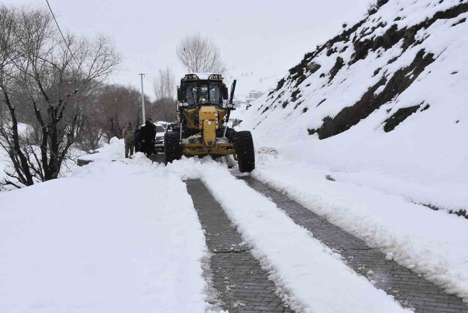 Bitlis’te Nisan ortasında kar mesaisi devam ediyor