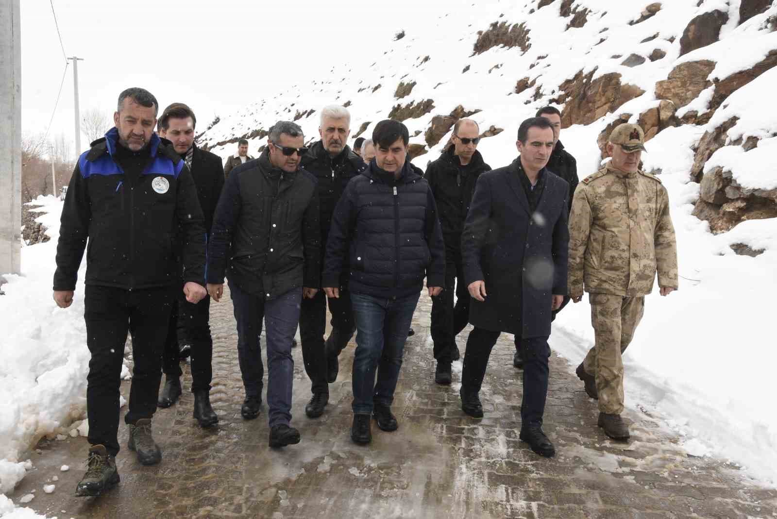 Bitlis’te Nisan ortasında kar mesaisi devam ediyor