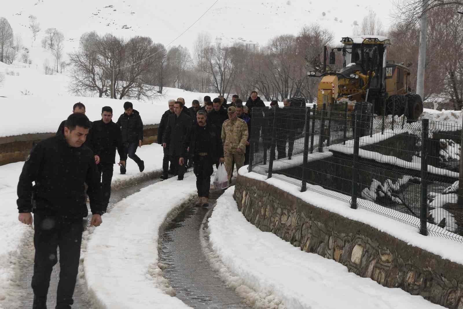 Bitlis’te Nisan ortasında kar mesaisi devam ediyor