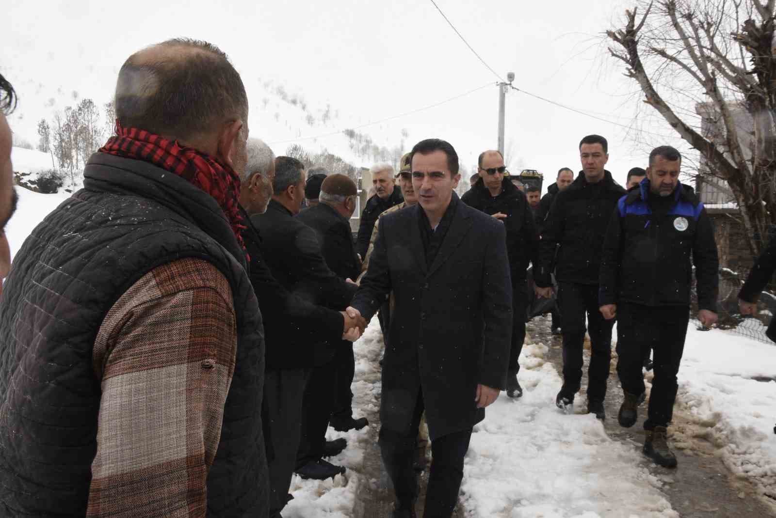 Bitlis’te Nisan ortasında kar mesaisi devam ediyor