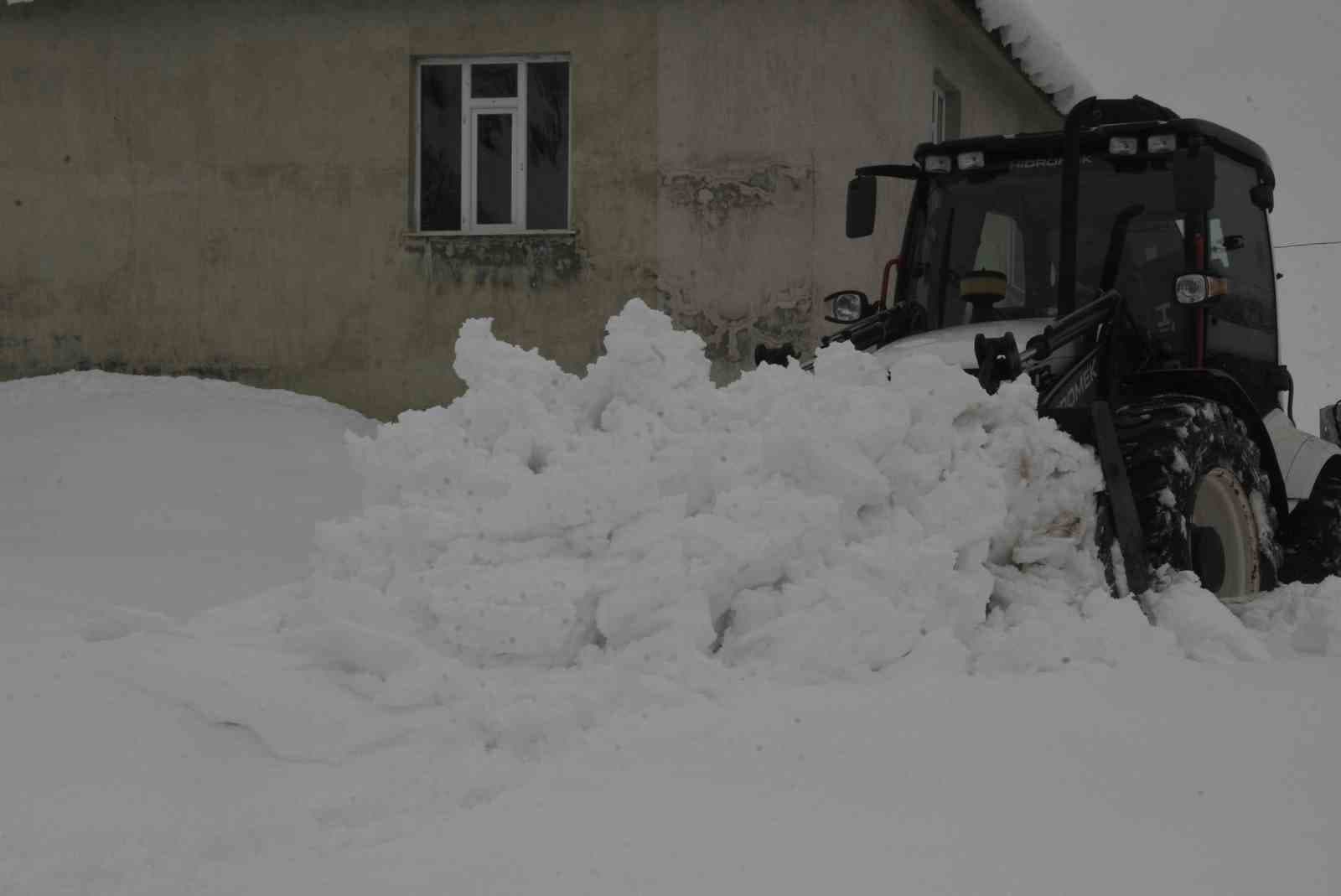 Bitlis’te Nisan ortasında kar mesaisi devam ediyor