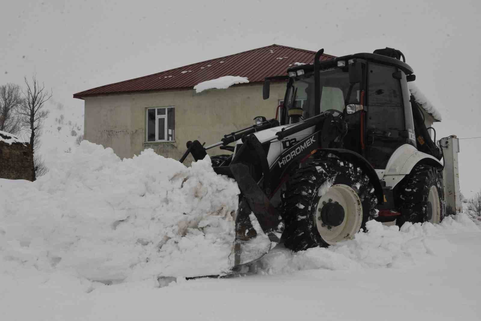 Bitlis’te Nisan ortasında kar mesaisi devam ediyor