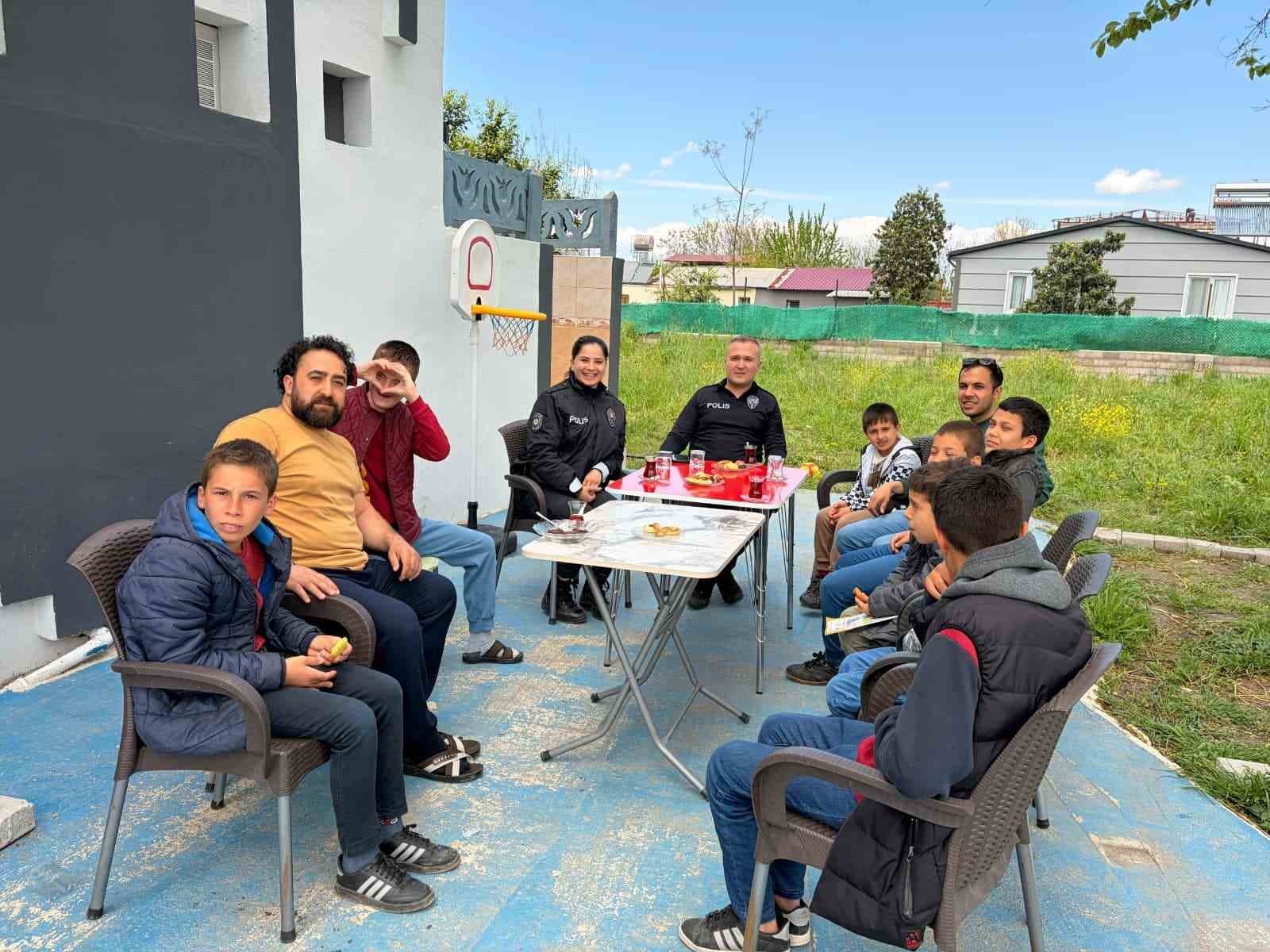 Osmaniye’de özel öğrencilerden polislere çiçekli sürpriz