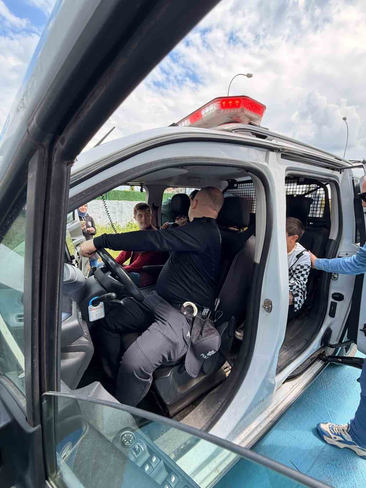 Osmaniye’de özel öğrencilerden polislere çiçekli sürpriz