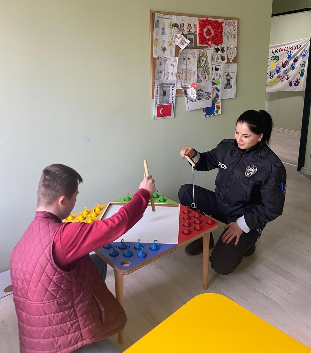 Osmaniye’de özel öğrencilerden polislere çiçekli sürpriz