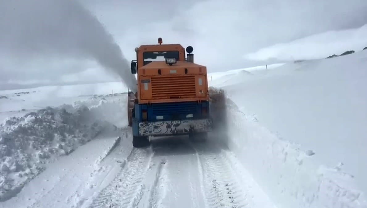Kars’ta kar ve tipi: Kapalı köy yollar için çalışma başlatıldı