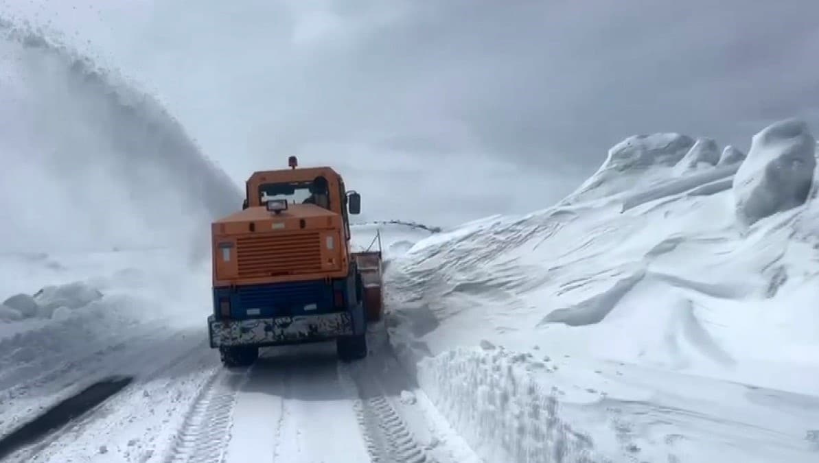 Kars’ta kar ve tipi: Kapalı köy yollar için çalışma başlatıldı