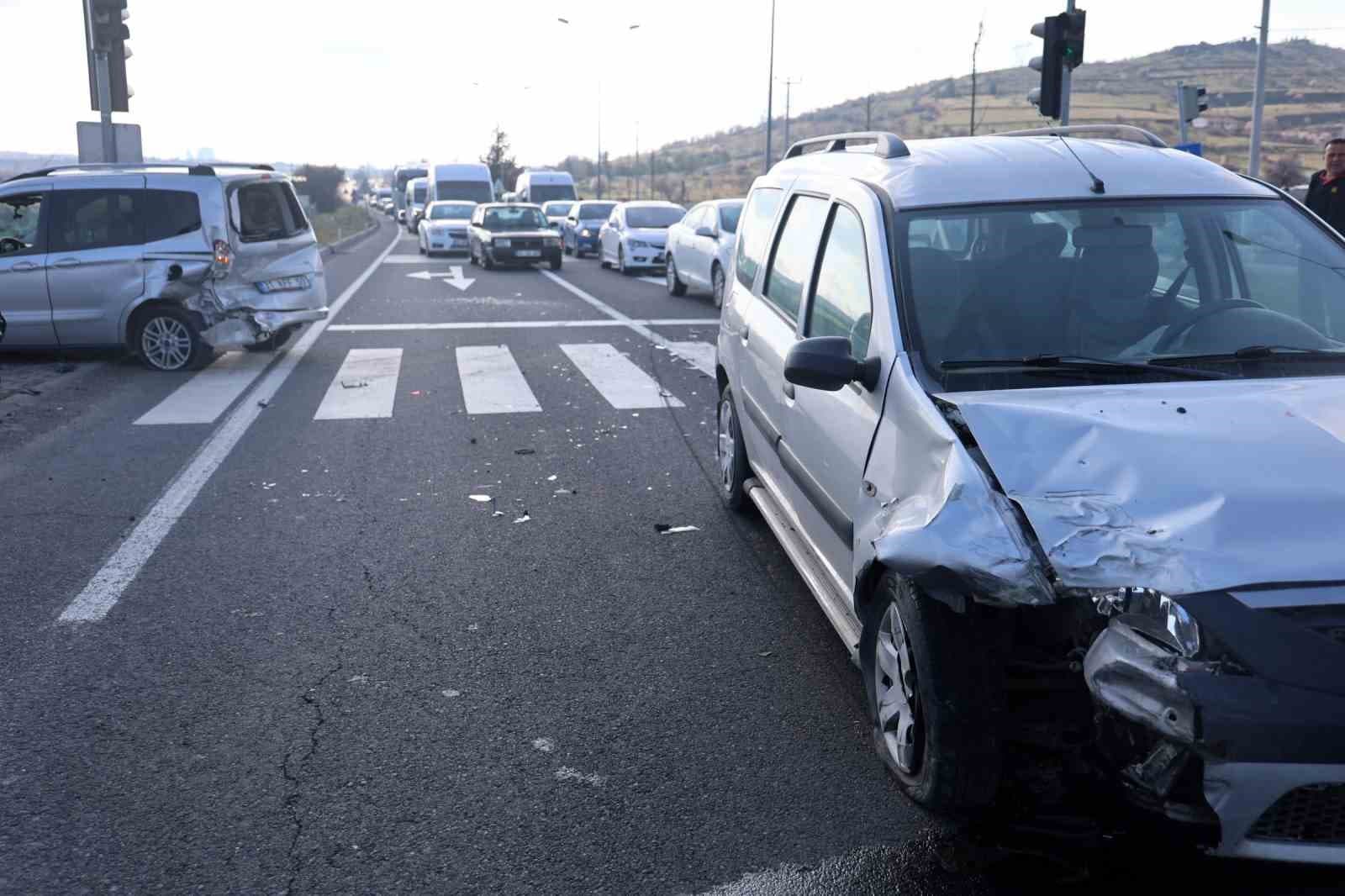 Kırmızı ışıkta bekleyen otomobile çarptı: 2 yaralı
