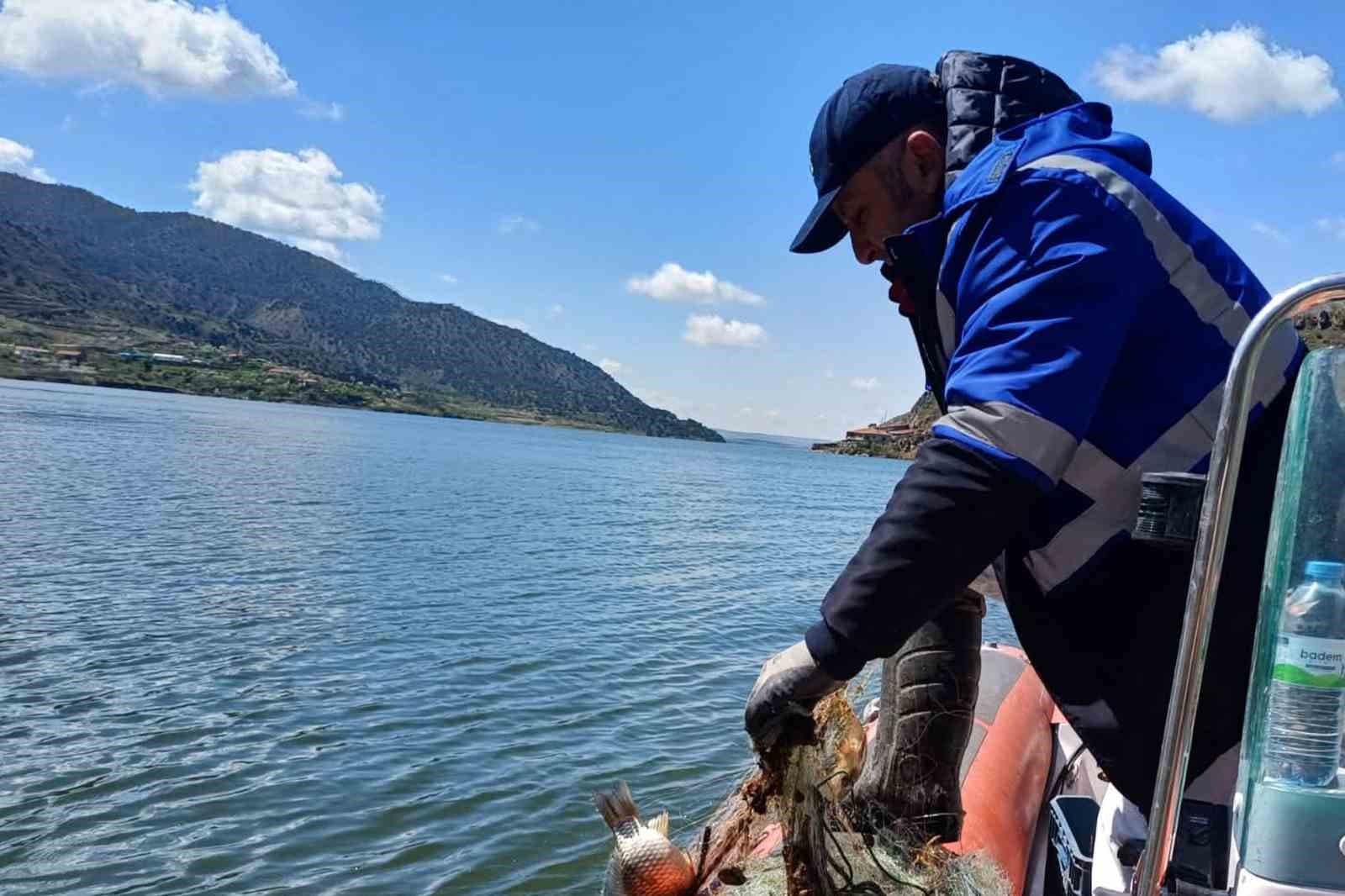 Çorum’da baraj gölünde yasa dışı av araçları ele geçirildi