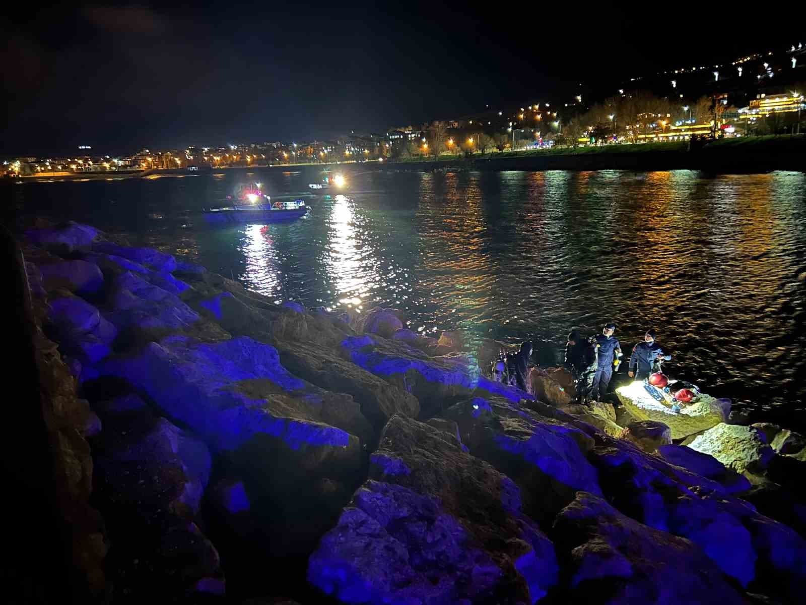 Van Gölü’ne düşen şahıs için kurtarma seferberliği