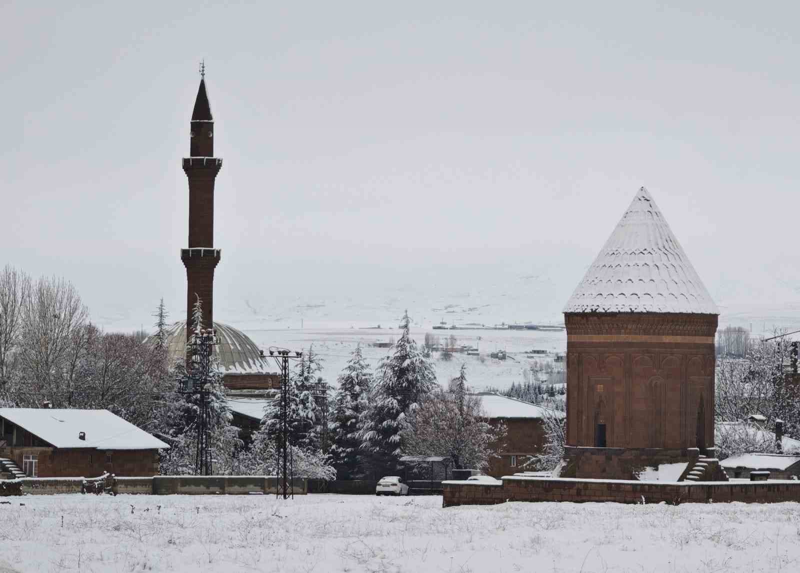 Ahlat’ın tarihi mekanlarında kar güzelliği
