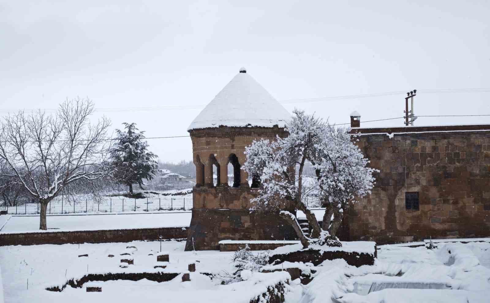 Ahlat’ın tarihi mekanlarında kar güzelliği