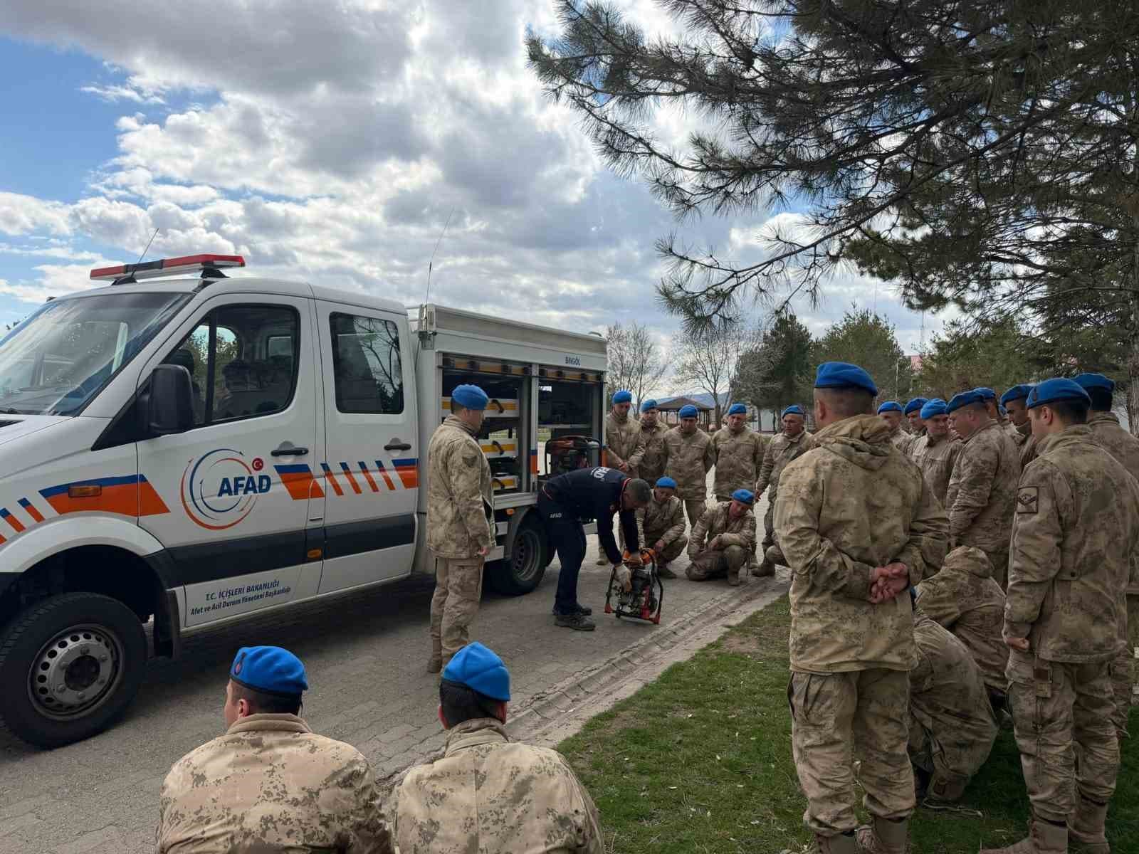 Bingöl’de jandarma personeline enkazda arama kurtarma eğitimi