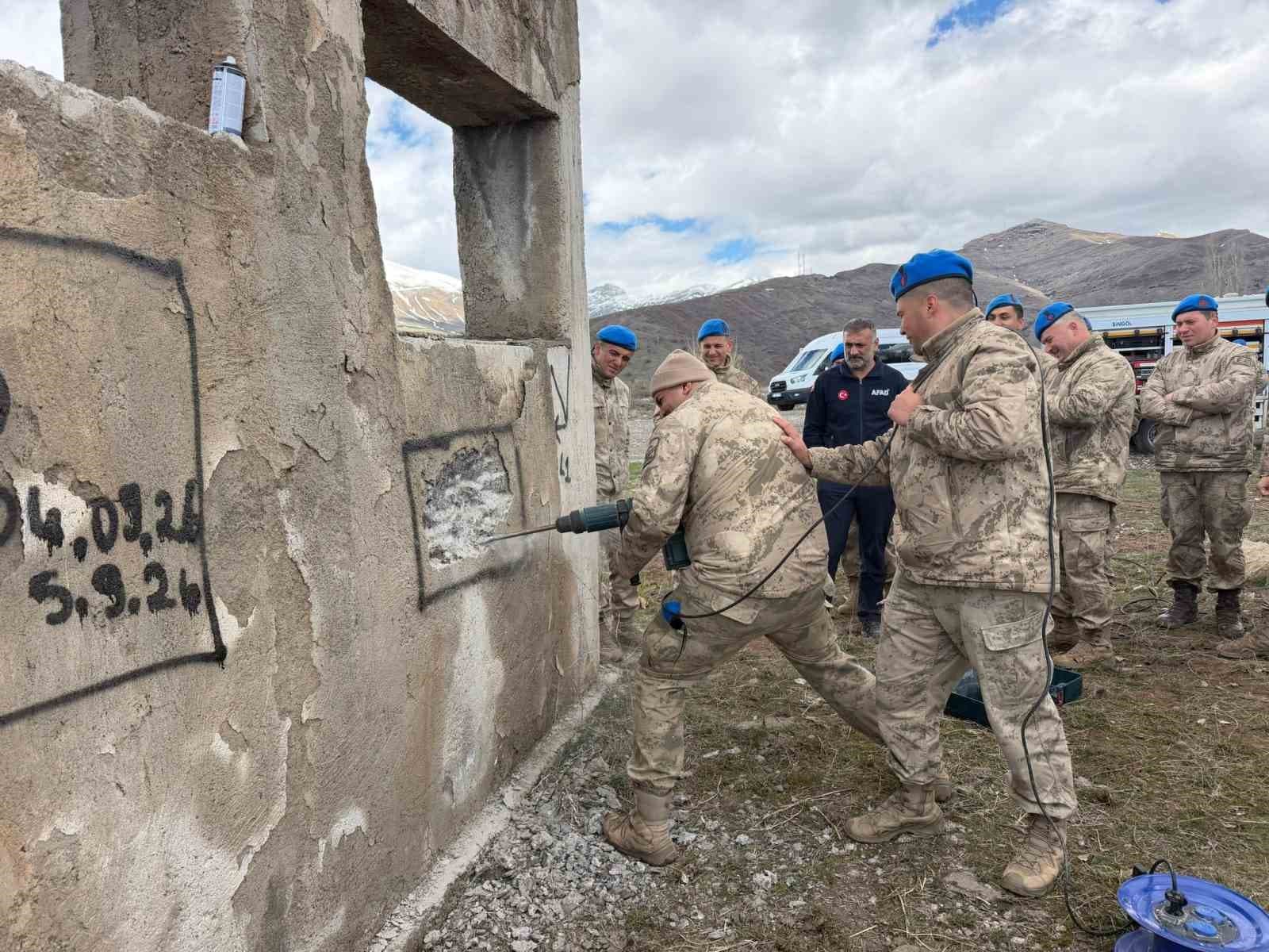 Bingöl’de jandarma personeline enkazda arama kurtarma eğitimi