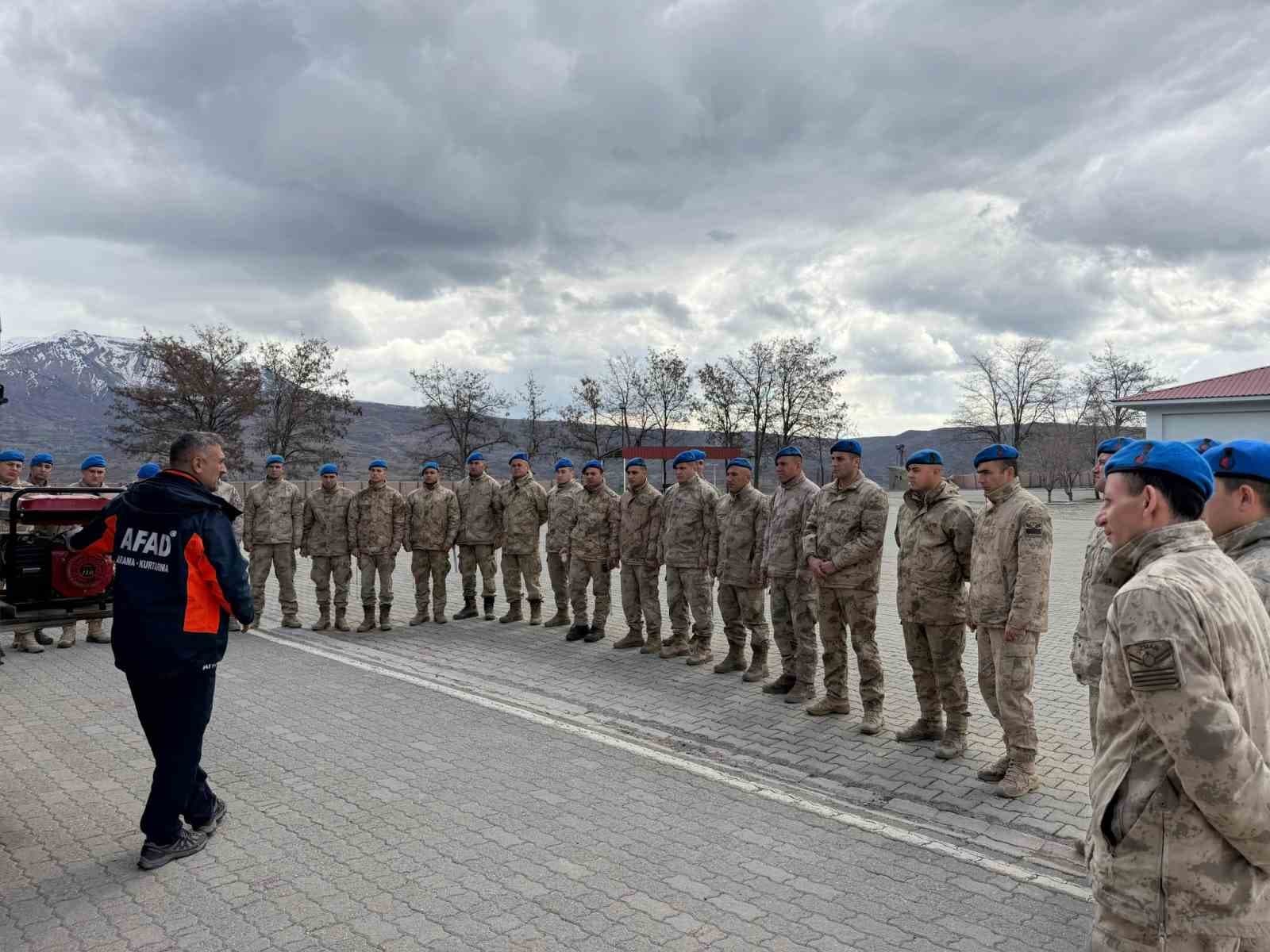 Bingöl’de jandarma personeline enkazda arama kurtarma eğitimi