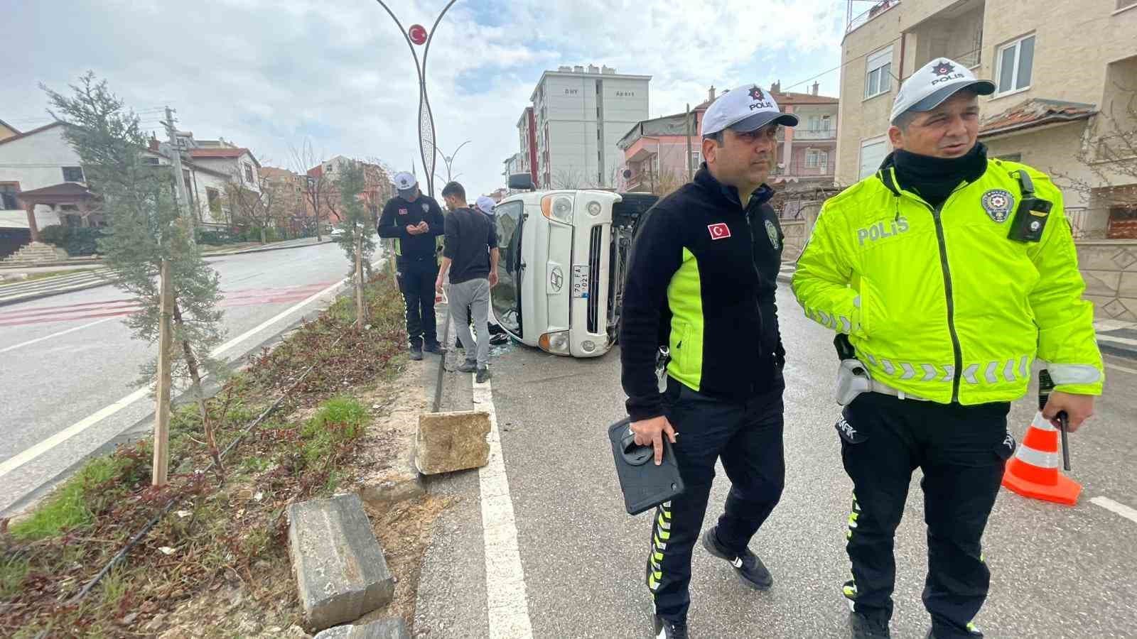 Kamyonet refüje çarparak devrildi: 2 yaralı