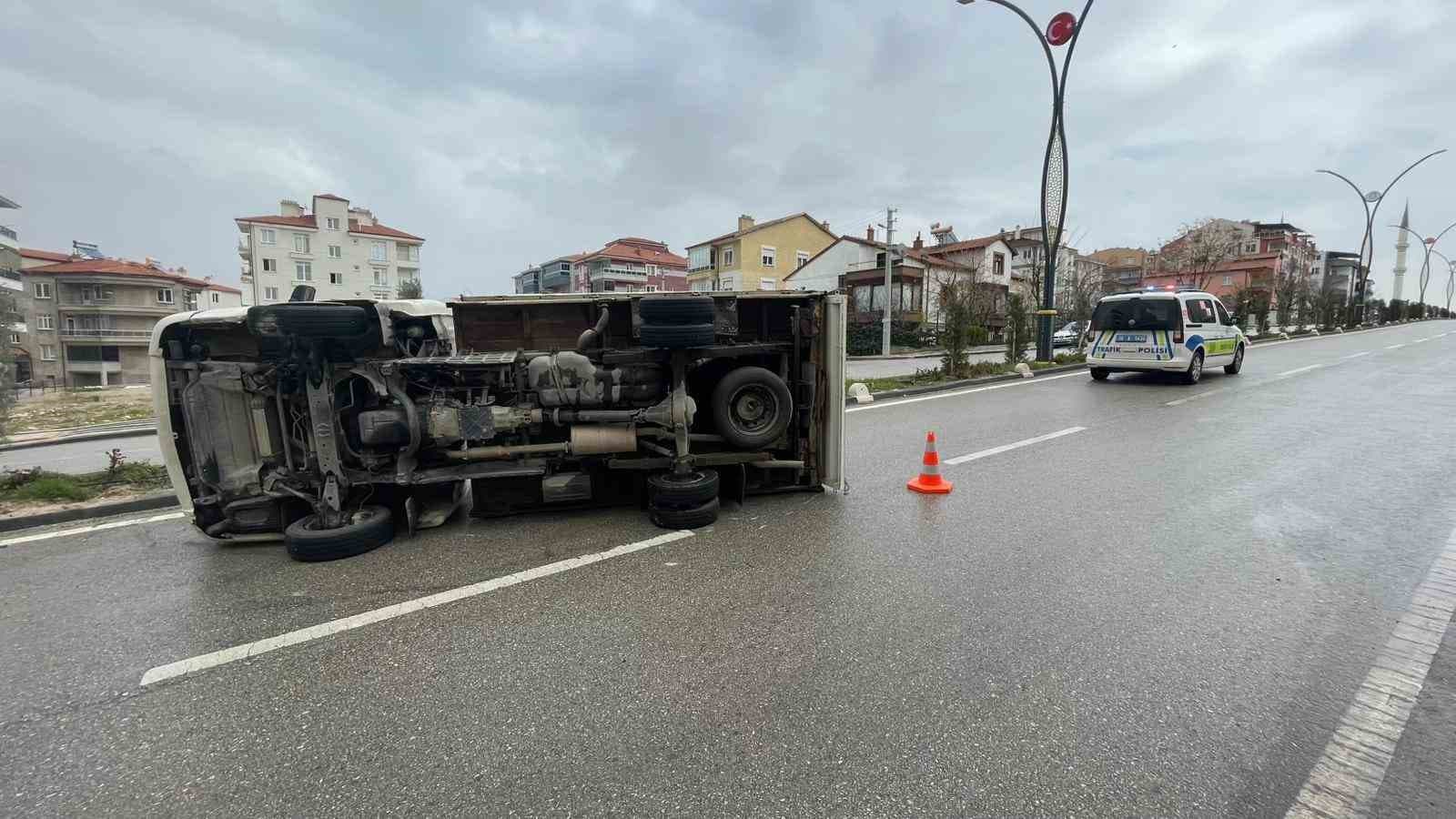 Kamyonet refüje çarparak devrildi: 2 yaralı