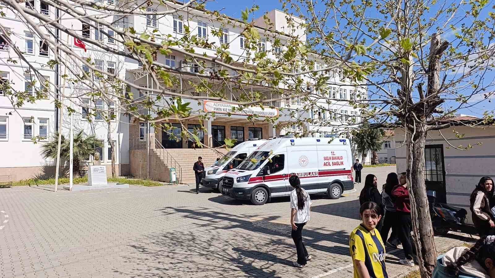 Adıyaman’da 3 öğrenci gıda zehirlenmesi şüphesiyle hastanelik oldu