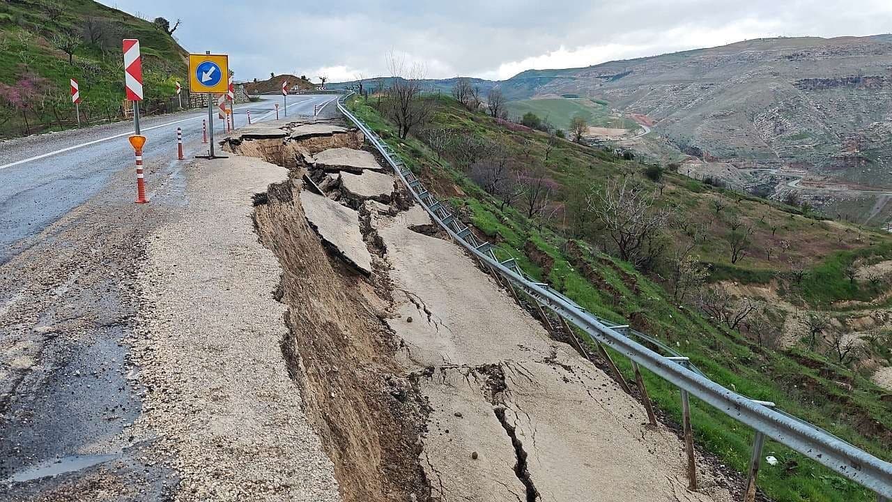 Eruh kara yolunda heyelan: Yolun bir bölümü çöktü