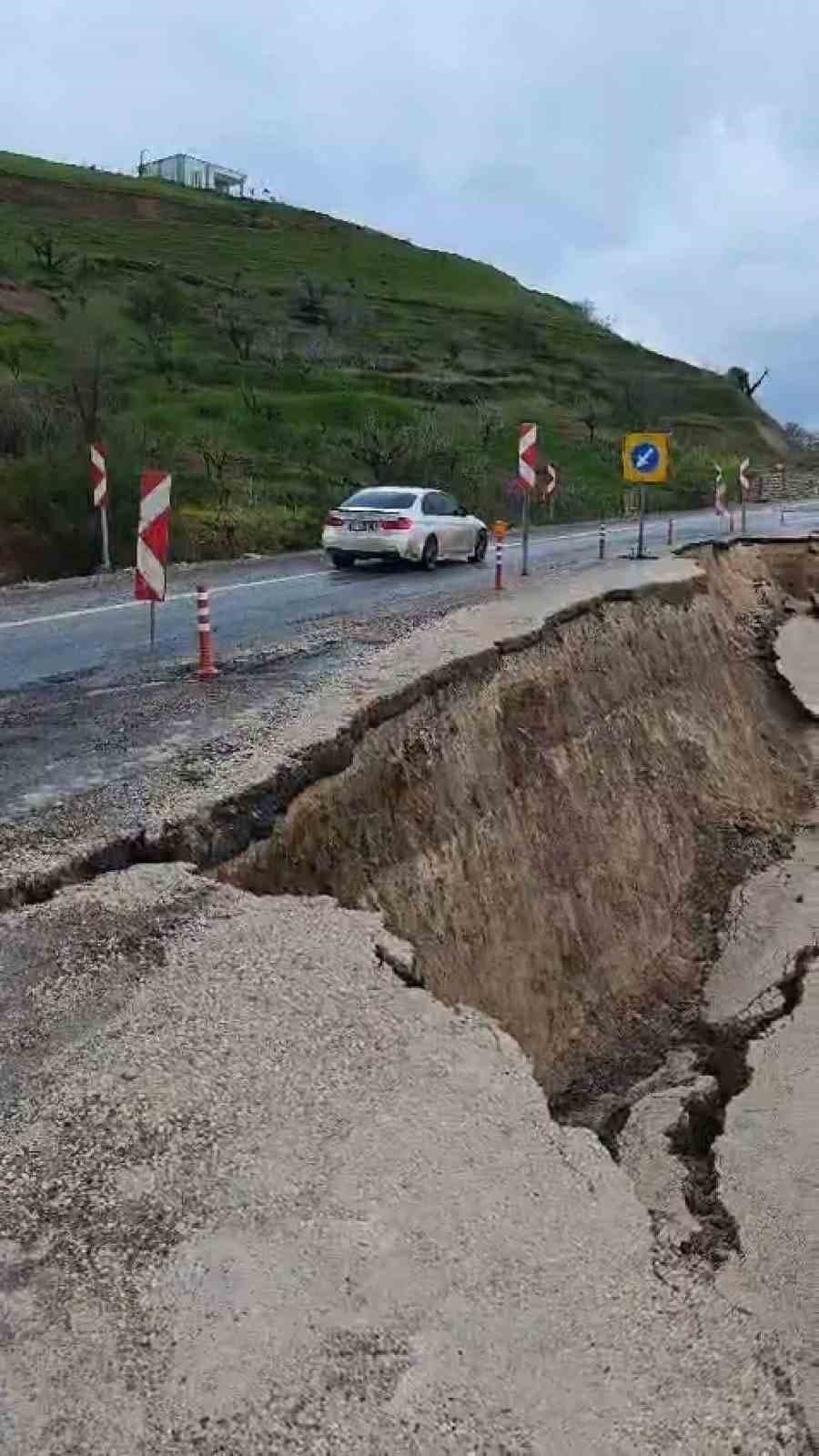 Eruh kara yolunda heyelan: Yolun bir bölümü çöktü