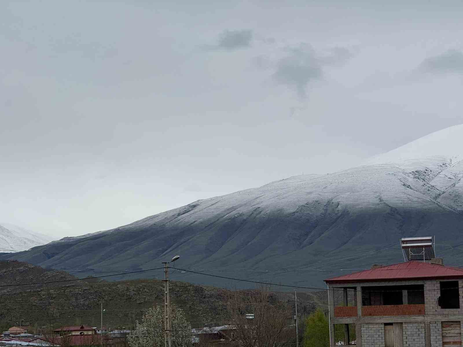 Iğdır Ovası’nı çevreleyen sıra dağlar yeniden beyaza büründü