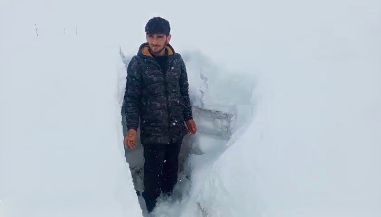 Ağrı’da Nisan ayında etkili olan kar kalınlığı insan boyunu aştı