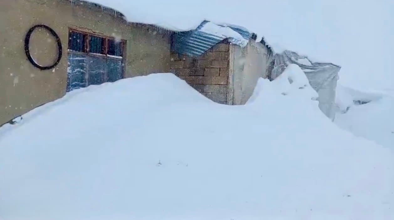 Ağrı’da Nisan ayında etkili olan kar kalınlığı insan boyunu aştı