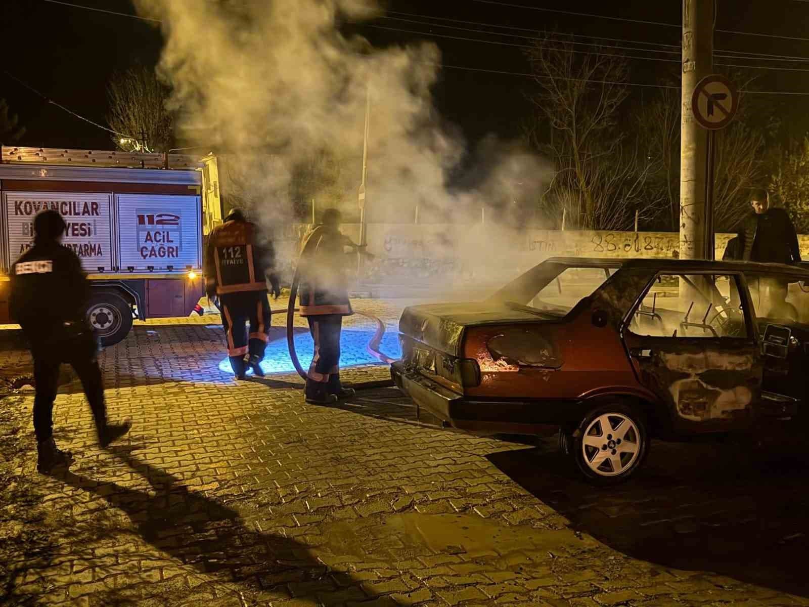 Elazığ’da TOFAŞ araç alev alev yandı