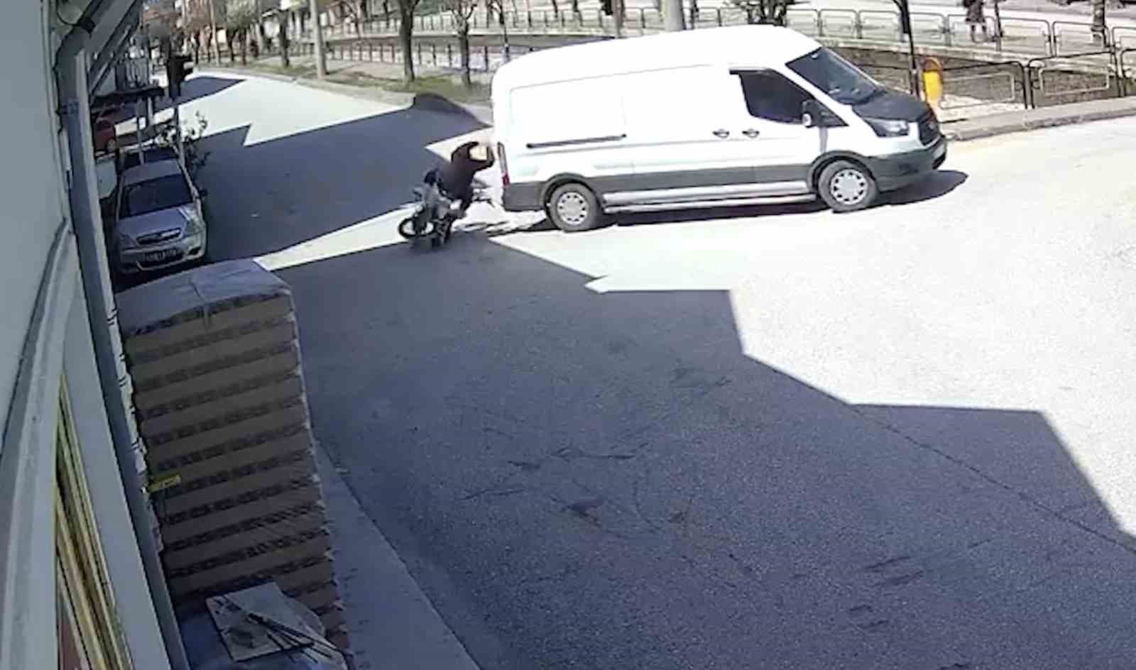 Panelvan araca çarpan motosiklet sürücüsü yaralandı