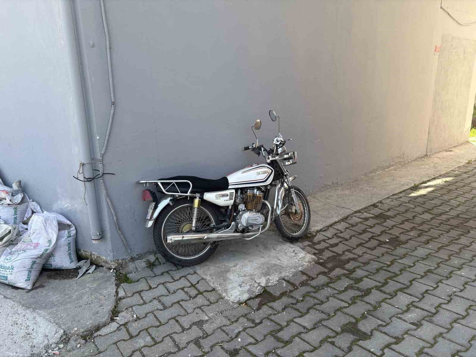 Panelvan araca çarpan motosiklet sürücüsü yaralandı